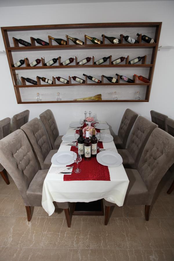 Apis Hotel Trebinje Bagian luar foto