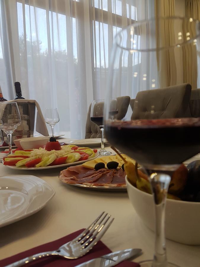 Apis Hotel Trebinje Bagian luar foto