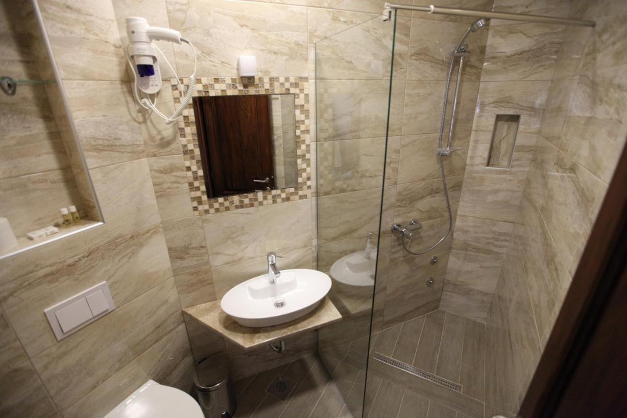 Apis Hotel Trebinje Bagian luar foto